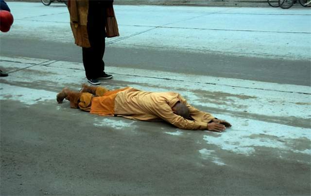 现实中的苦行僧:身穿百衲衣,三步一叩拜,苦行8年