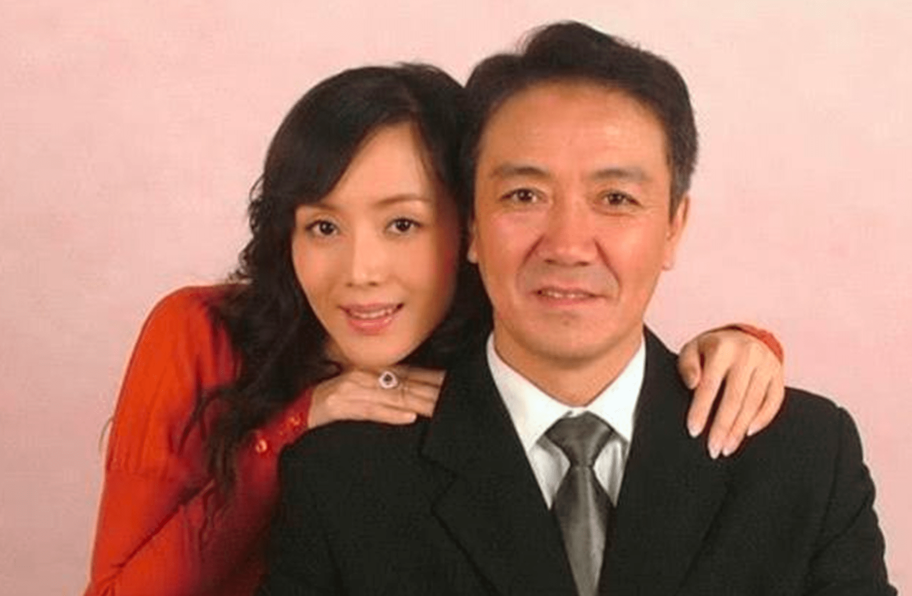 原创24年的婚姻不敌3婚女人娶小13岁女星的李幼斌恩爱至今