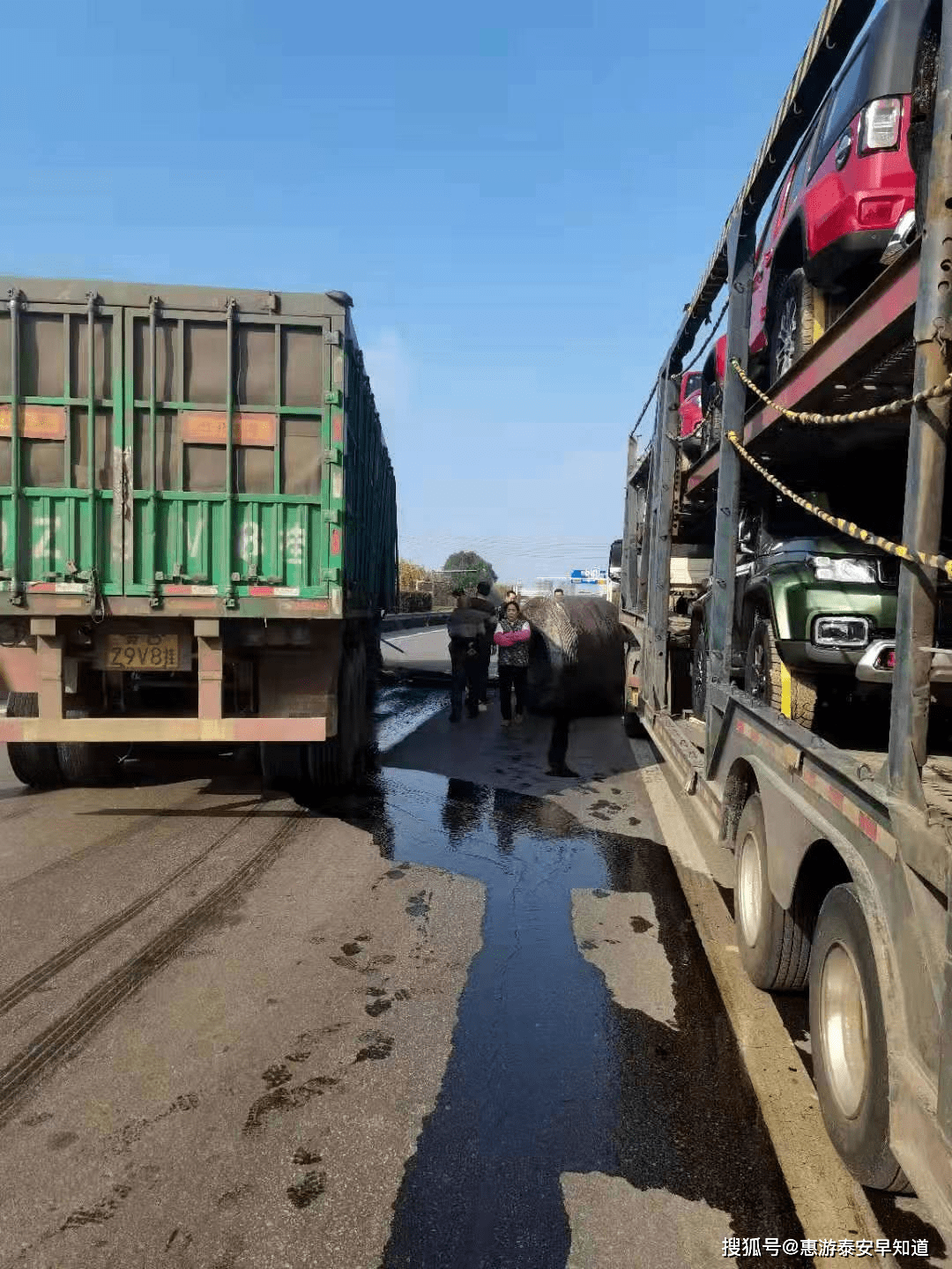 突发泰安一红绿灯附近发生车祸现场