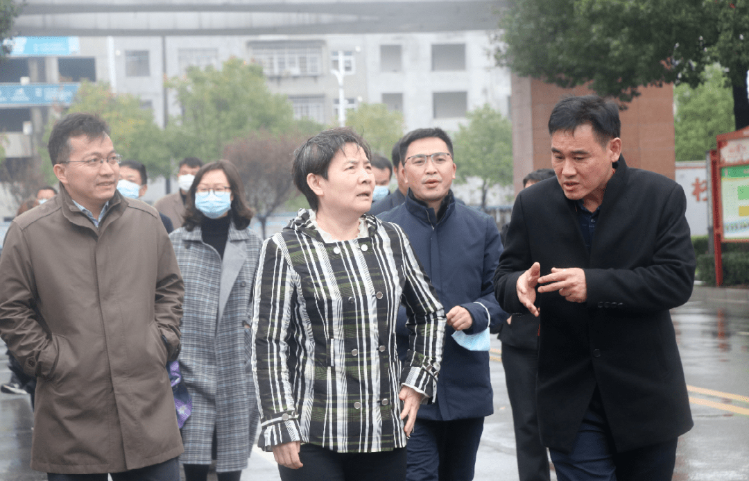 厅长刘艳红,省人社厅办公室副主任张伟,宣教政务处处长彭小松,机关