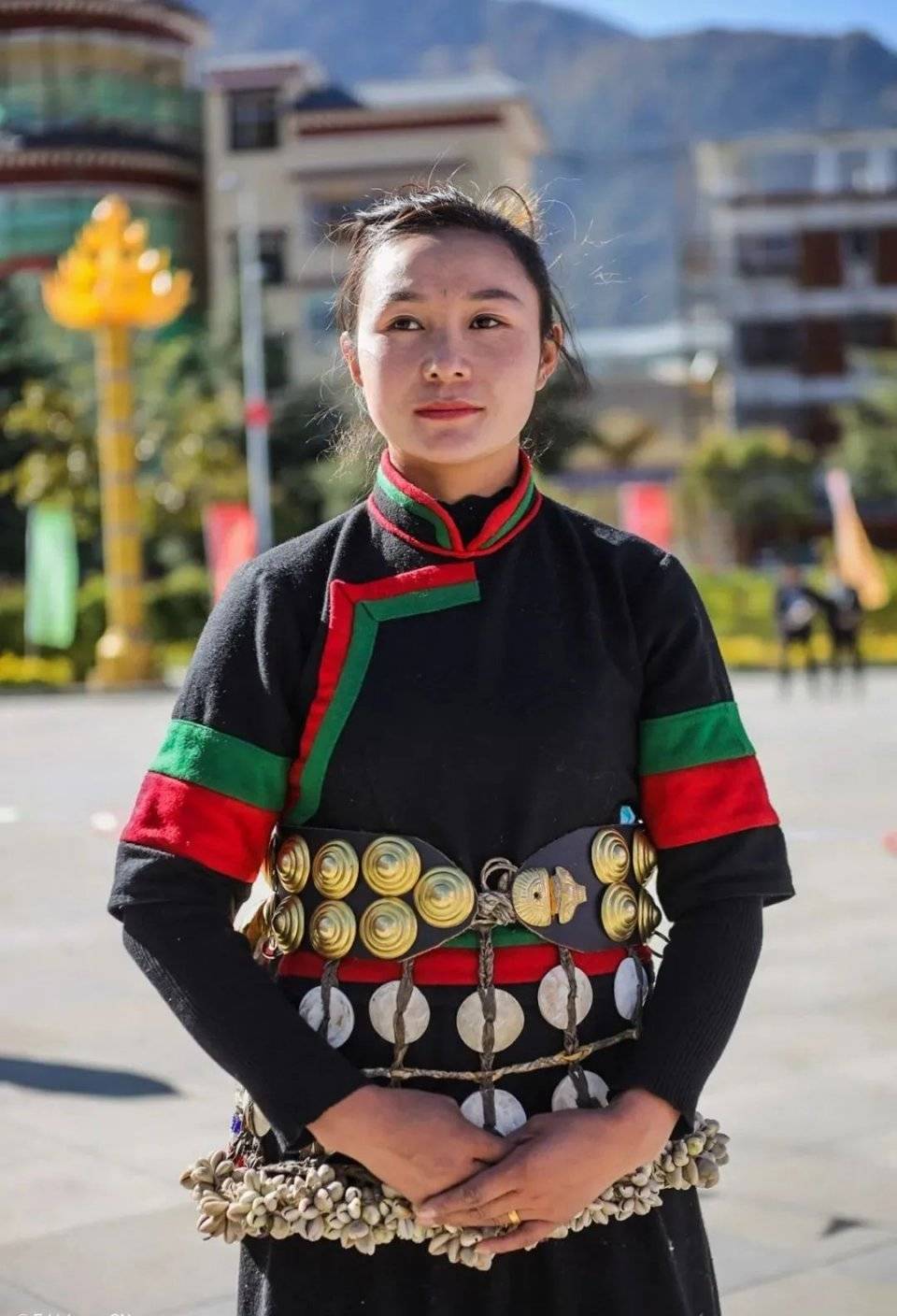 珞巴族服饰由早期的采集,狩猎服装演变而来.