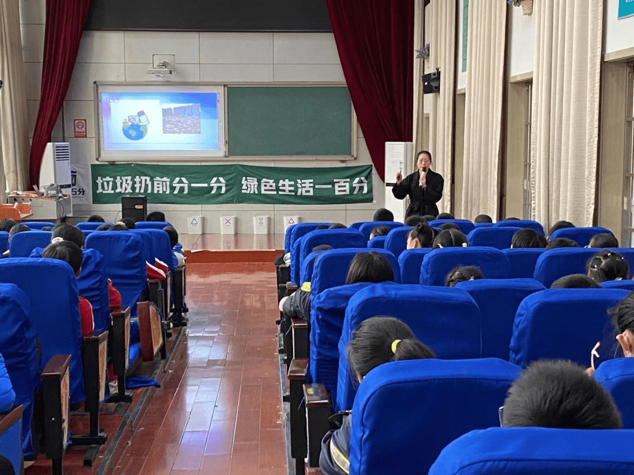 石家庄东苑小学:垃圾扔前分一分 绿色生活一百分