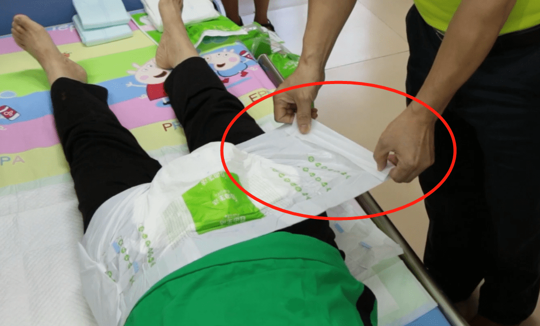 纸尿裤的穿戴方法及细节注意!请仔细阅读!_老人