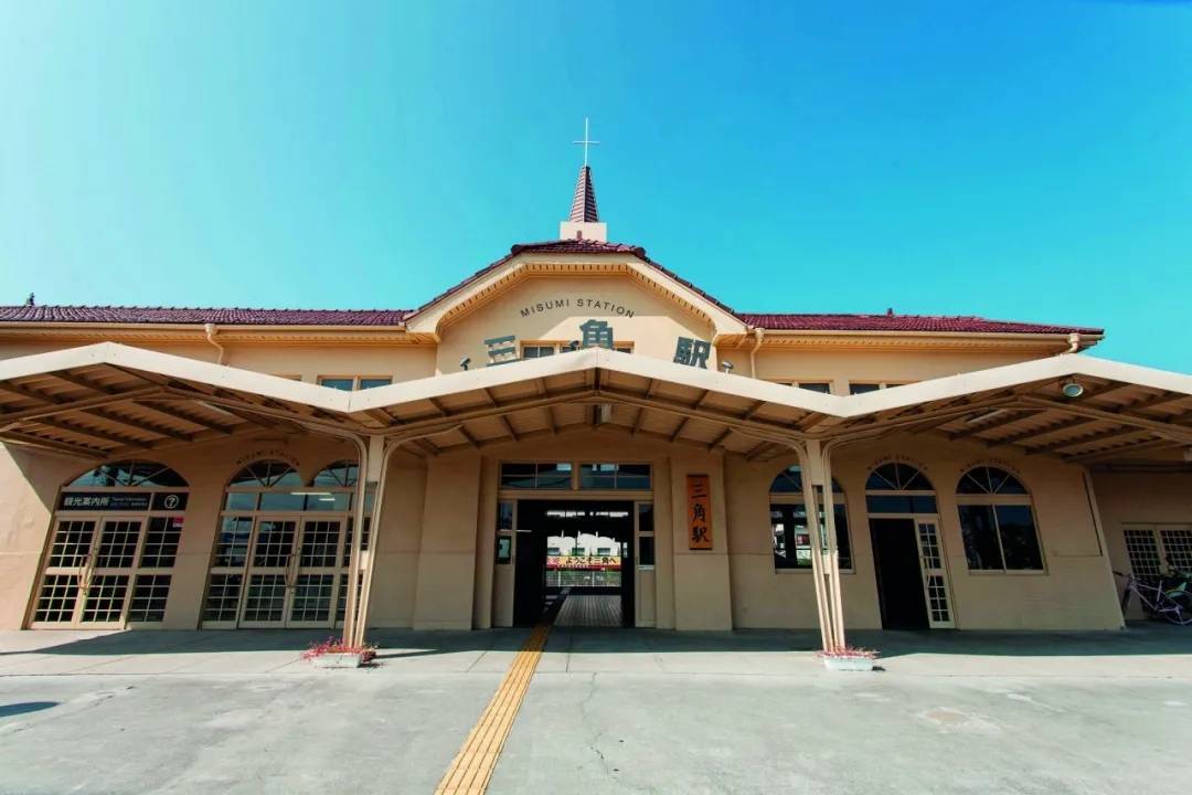 从同样充满南蛮风情的三角站出来,步行5分钟即可到达对面的游轮码头