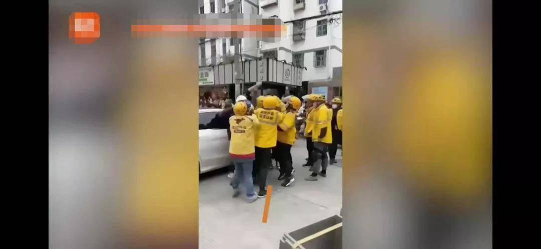 【国咨解案】美团外卖小哥围殴奔驰车主,双方都有过错,该如何维权?
