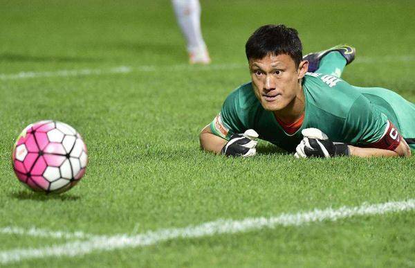 冲过半场飞踹对手!随球队从亚冠到中乙_张烈