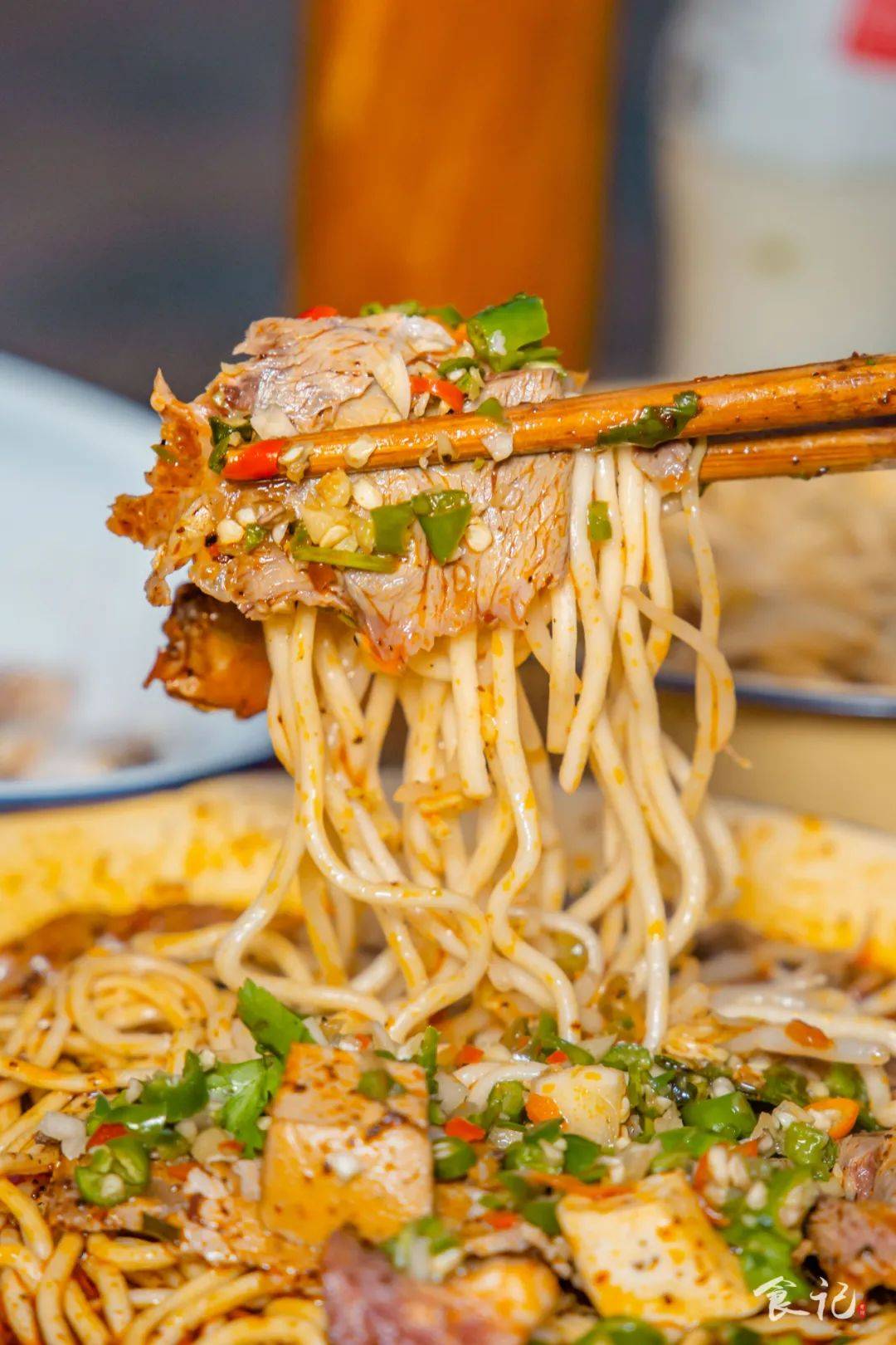 这家南漳风味的【剁椒牛肉面】,24小时等着你来体验!