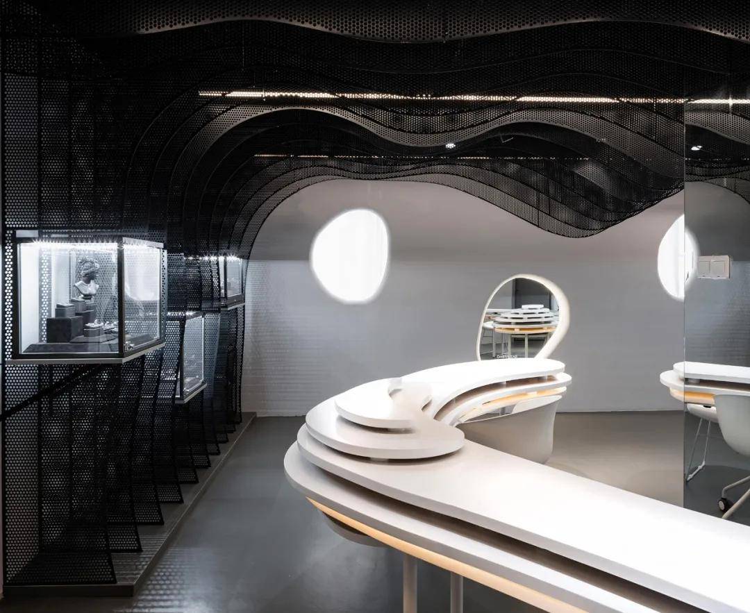 多重矛盾构建出的异形空间梵誓珠宝上生新所店