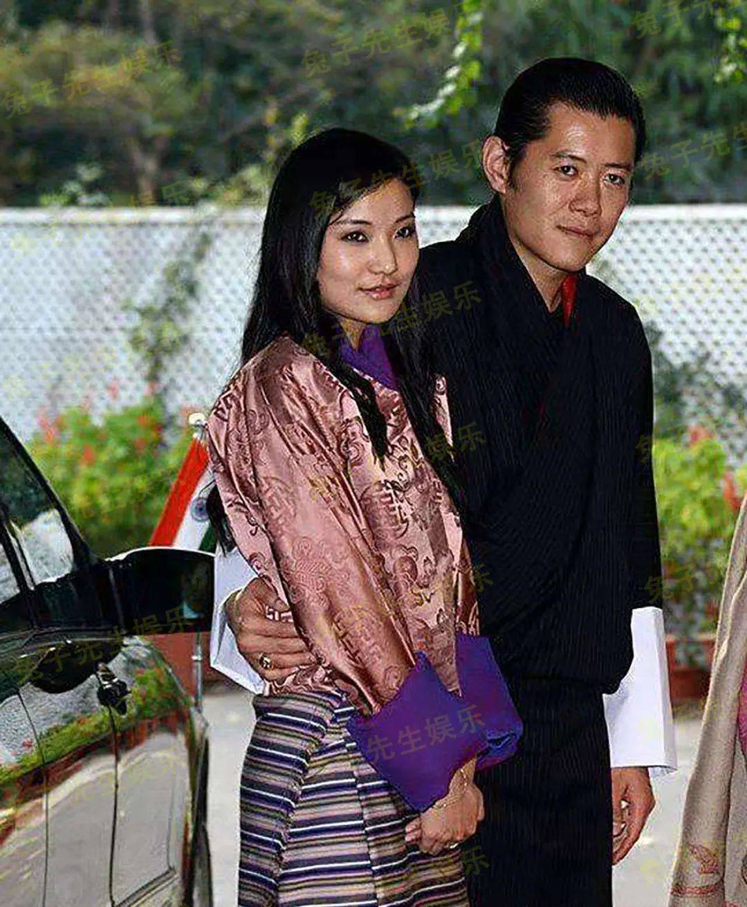 原创30岁不丹王后放松警惕默许40岁国王搂她小腰夫妻终于和好如初