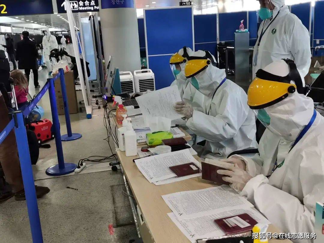 上海市疫情防控指挥部地区组浦东机场联络点志愿服务队是坚守在机场
