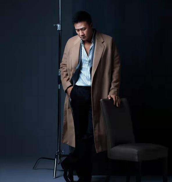 52岁胡军时尚不输小鲜肉!穿长大衣眼神深邃超有男人味,气场真强_黑色