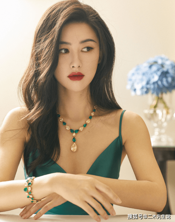 新《鹿鼎记》苏荃获赞,朱珠惊艳成老婆团最美,颜值曾碾压范冰冰
