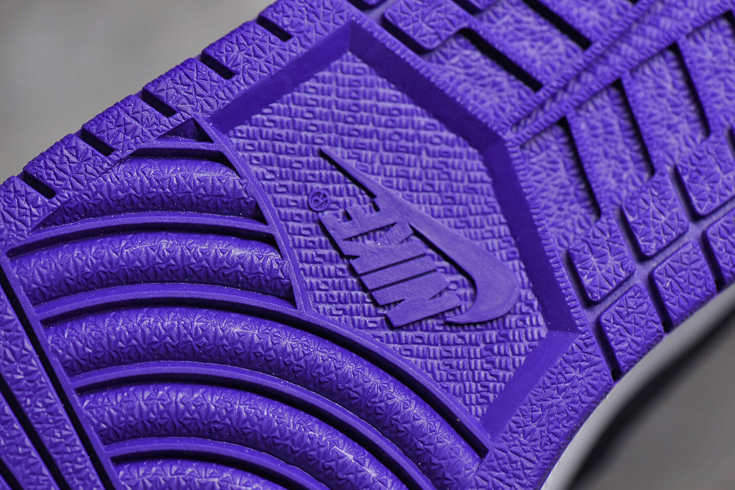 乔丹运动鞋airjordan1midsevarsitypurpleaj1黑紫麂皮