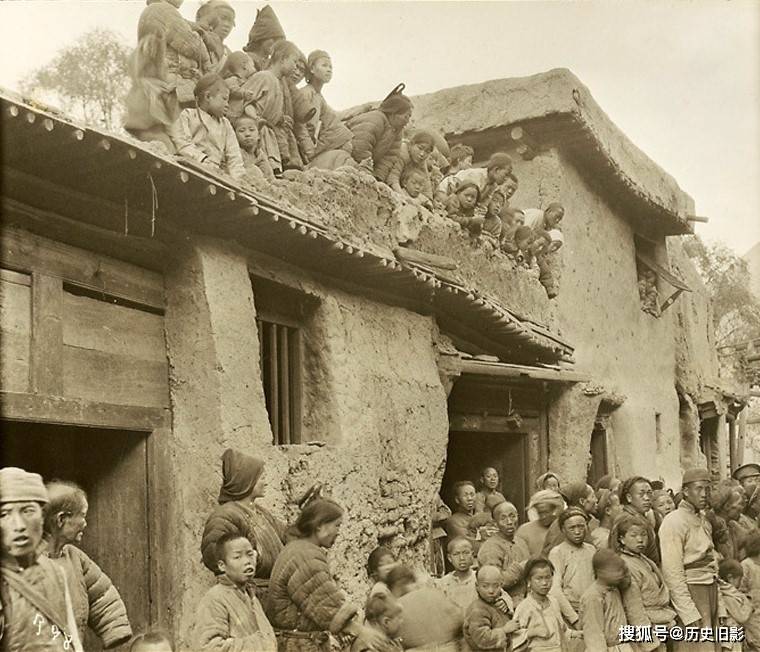 1925年外国探险家拍摄的甘肃,留声机吸引村民围观