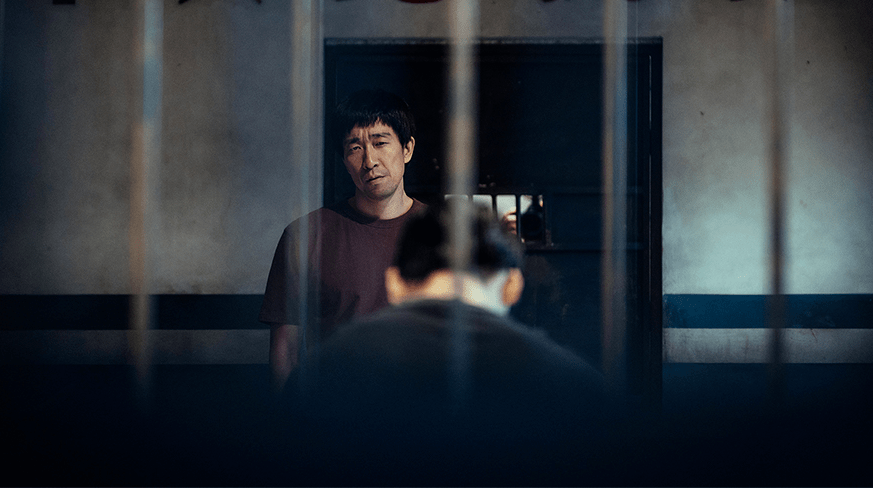 在犯罪团伙"老鹰帮"中吴彦祖是老大,自尊心很强,被警察压制得喘不过气