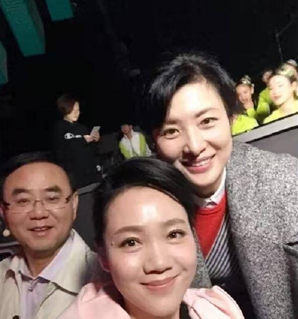 安徽台一姐周群台下好"嚣张"!穿西装走路嘚瑟,跟周涛同框竟不输