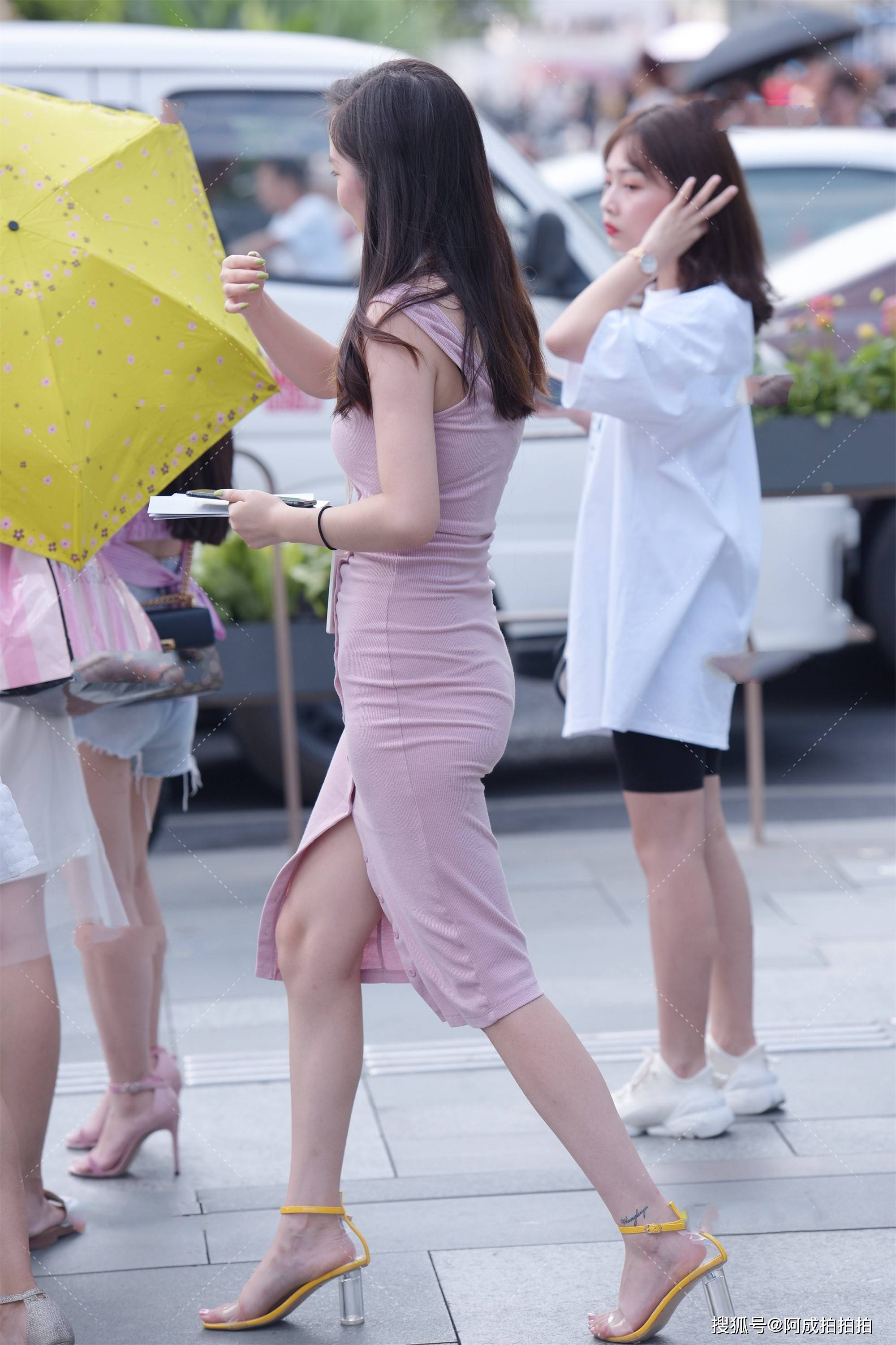 针织连衣裙穿上很有气质,浅粉色的针织连衣裙穿上很温婉