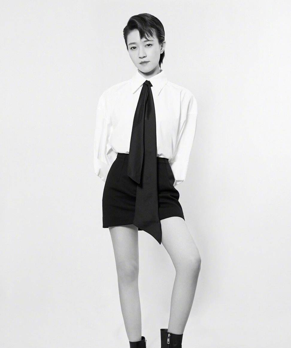 焦俊艳又换新发型帅气短发出席活动一身简约黑白装酷劲十足