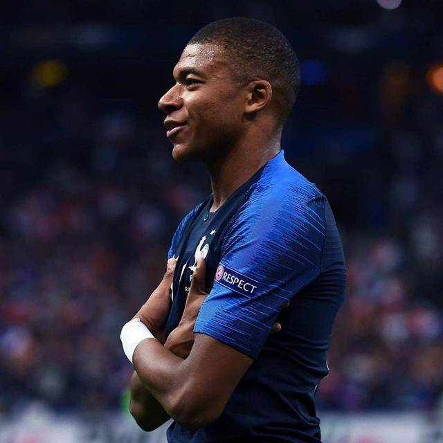 前锋,巴萨的格列兹曼和奥斯曼·登贝莱,皇马的本泽马还有拜仁的科曼