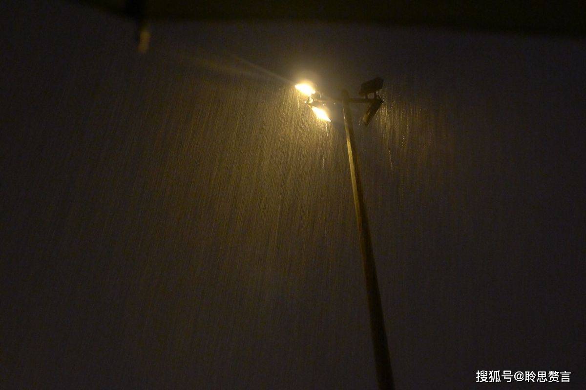 深夜的寒雨,点点滴滴,伴愁人不眠