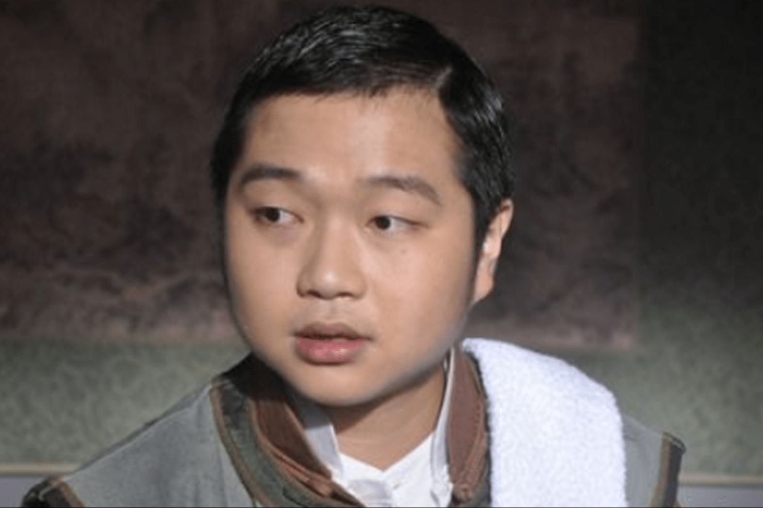 凭一句"包租婆怎么没水了"走红,如今身价过亿,周星驰都敬重他_何文辉