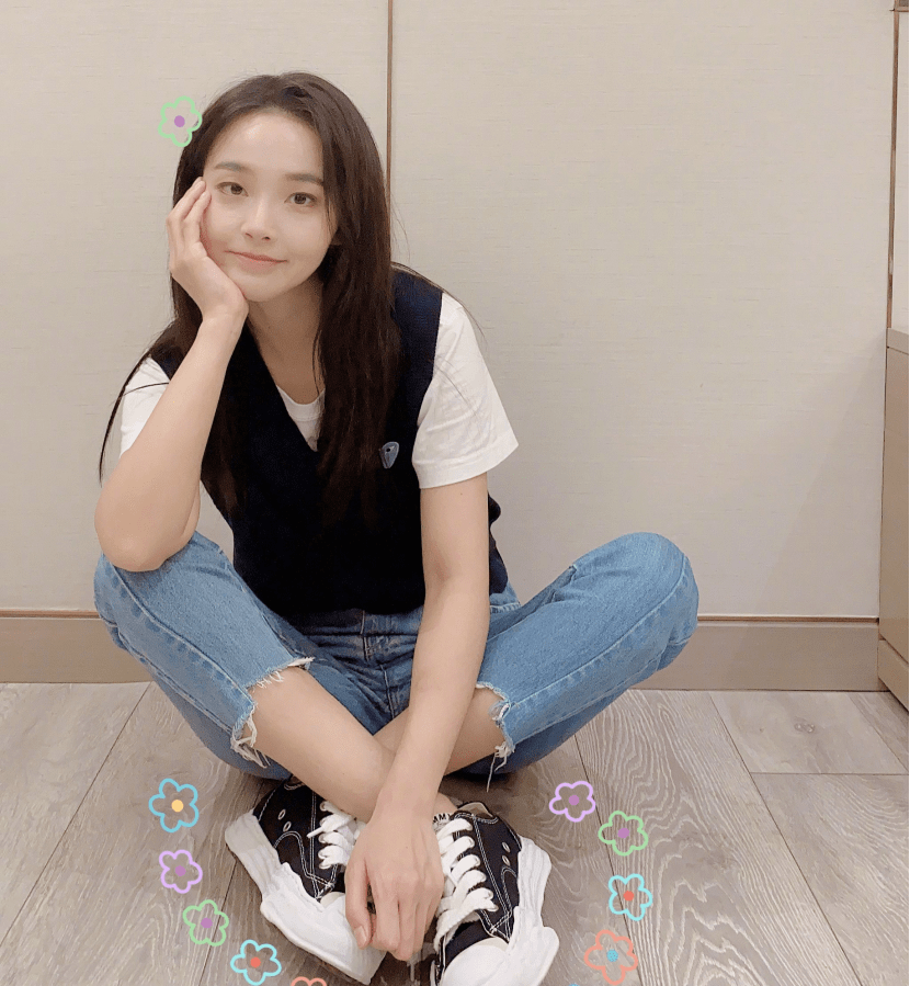 张佳宁干净清爽的气质太美了羊毛羔外套配牛仔裤十分清新可人