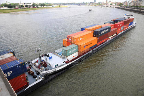 货柜的问题还没有解决驳船又要出现空档期货代真辛苦