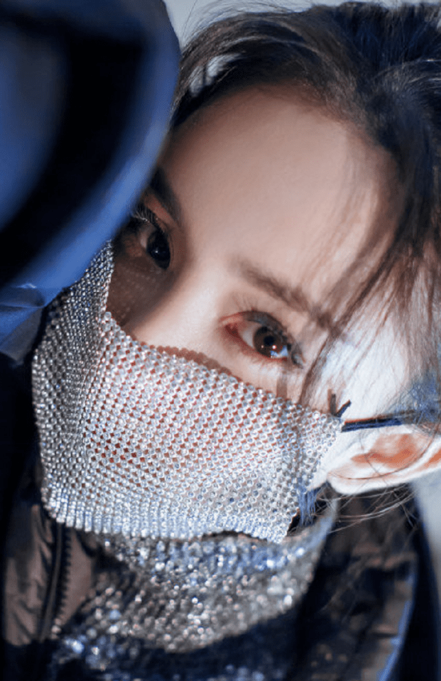 杨幂化身"钻石美人",亮片上衣搭配钻石口罩,美出新高度!