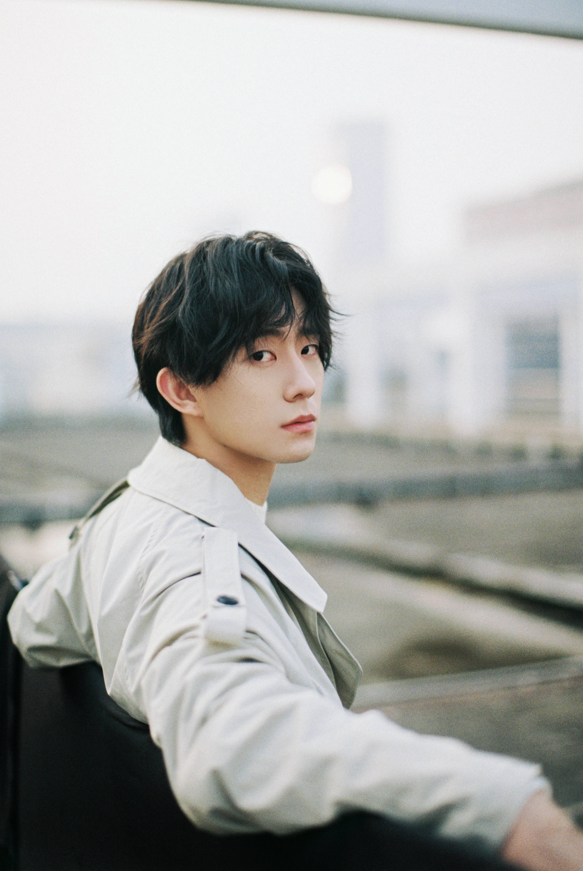 郑好天台写真大片质感满分 简约时尚描绘冬日浪漫彰显少年活力