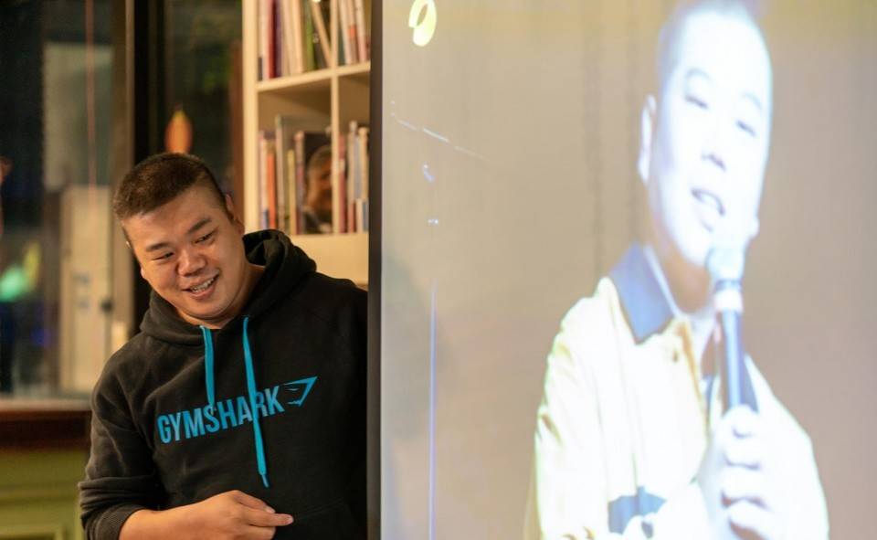 成都有个很不循规蹈矩的人,却坚持六年为平凡人点亮星光._冯伟