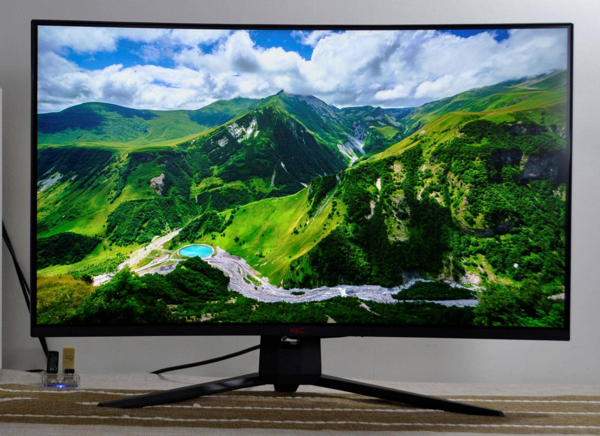 在色彩的领域上,这款sg32c显示器采用90%的dci-p3色域率,带来专业级