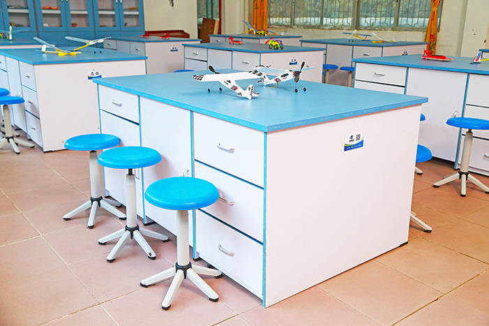 建设科技活动室满足学生进行科技活动教学