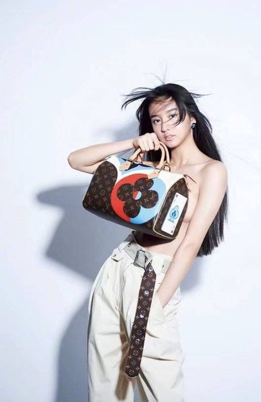 木村拓哉17岁女儿性感写真惹争议,裸上身秀好身材