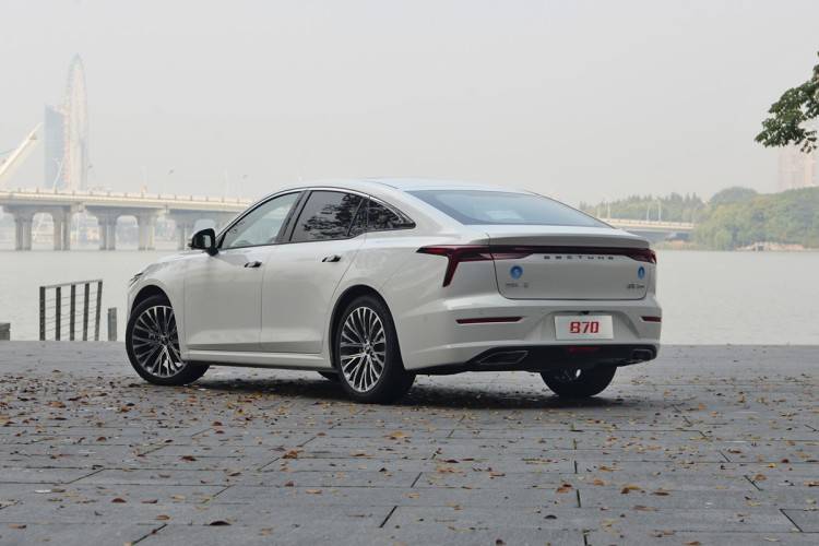 新国民家轿全新第三代奔腾b70售999万起