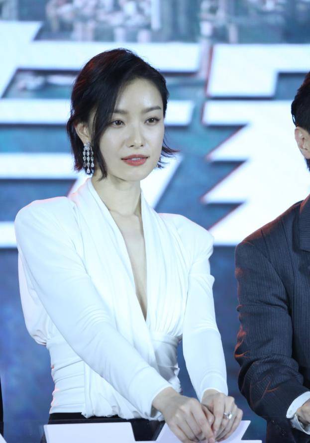 原创倪妮亮相《拆弹专家2》发布会,短发配黑白长裙,慵懒又美好!