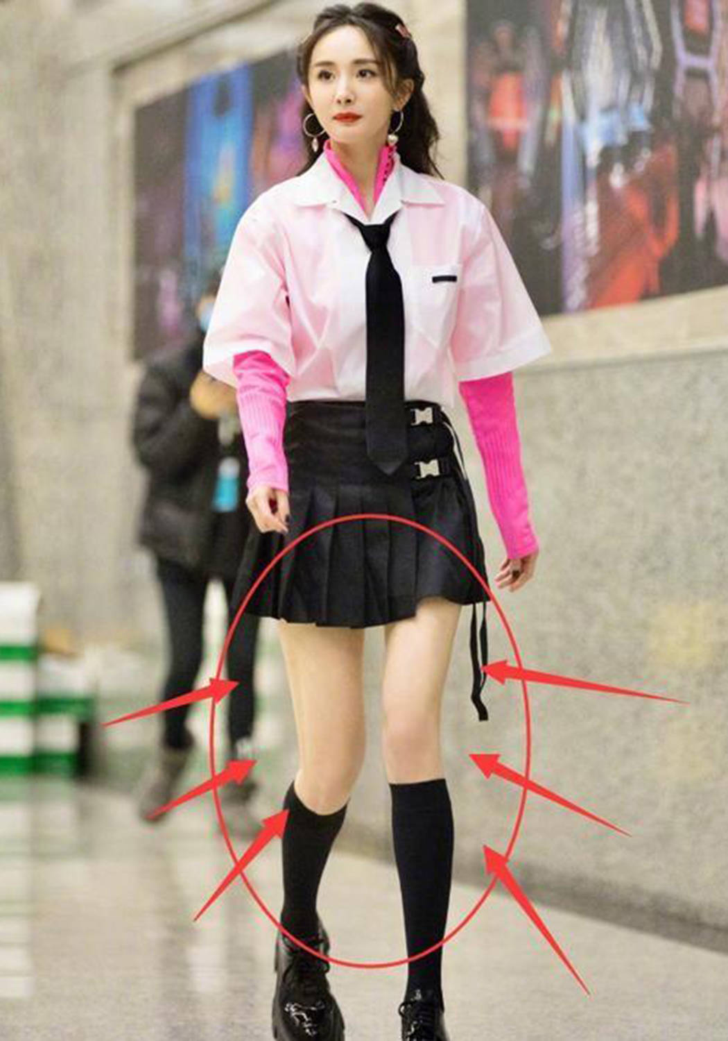 杨幂杂志上的原图,照片被ps 修饰.太完美啦!