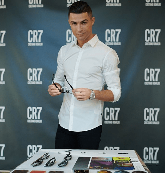 帅气!c罗再晒肌肉 新豪车照,完美身体线条 6千万的车配一脸