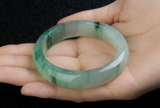 一万左右冰种翡翠手镯 1万左右冰种飘花手镯-第3张图片-索考网