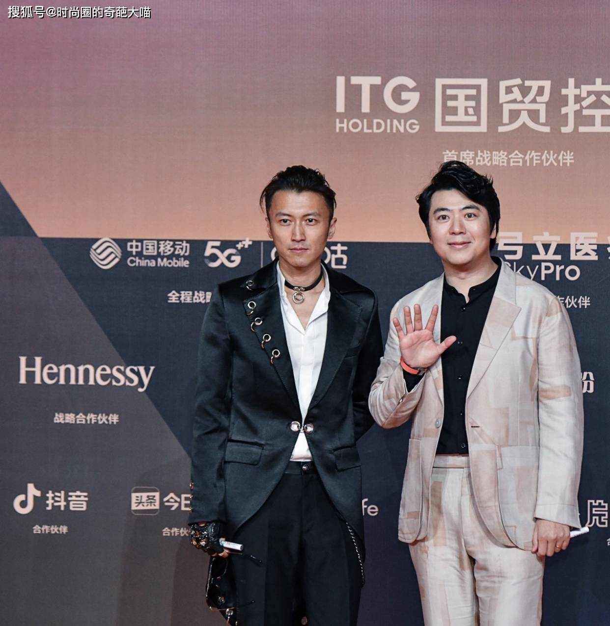 谢霆锋这一身打扮也太rock啦果然是不老男神