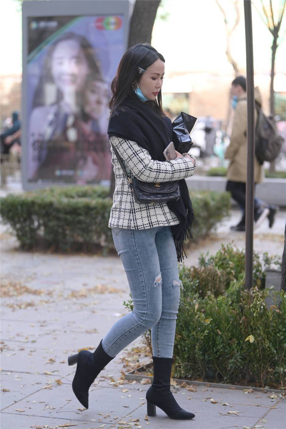 紧身的牛仔裤搭配短靴,短靴可以选择高跟,也可以选择平底