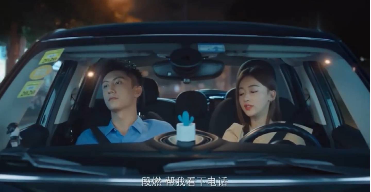 钱希西开车,段燃坐在副驾驶摆弄几下手机就心不在焉地不停叹气.