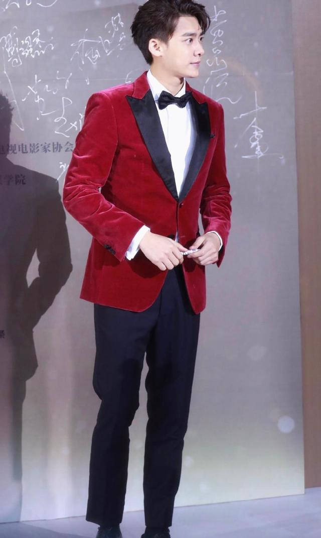 最引人注意的还是他们的礼服,李易峰身穿酒红色西装出席活动,内搭白色