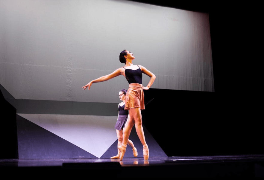 姚安娜跳芭蕾吐槽脚趾痛贴身舞服勾勒纤细腰身鞋头磨破太刻苦