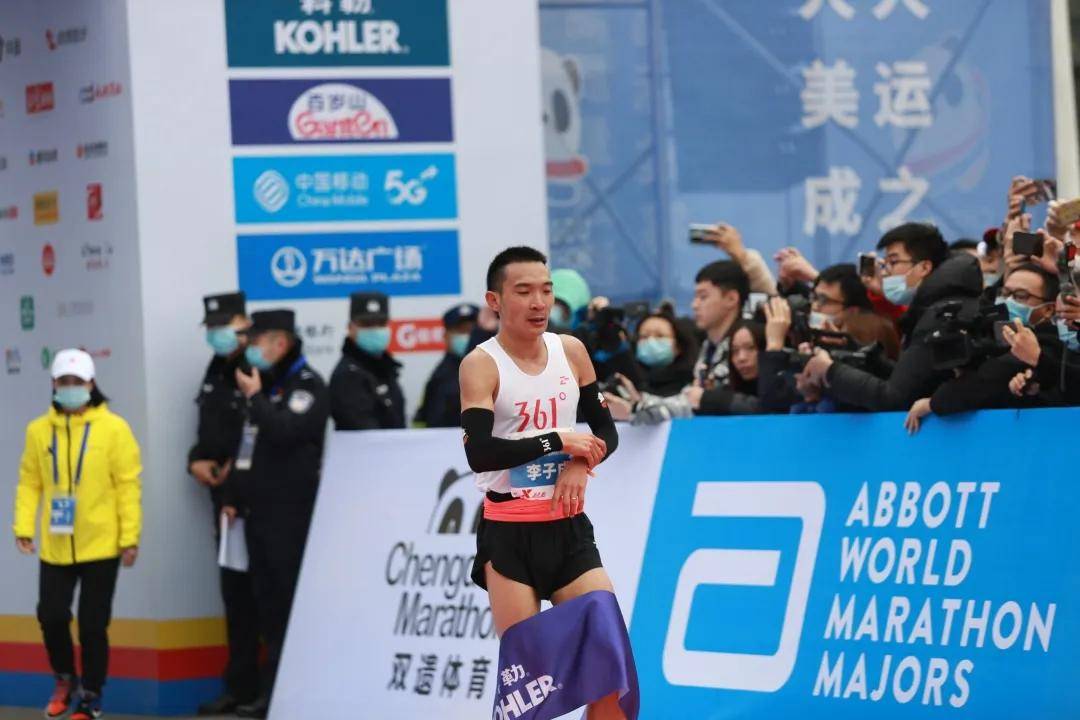 李子成以2:13:06率先冲过终点,摘得男子冠军,关思杨紧随其后,以2:13