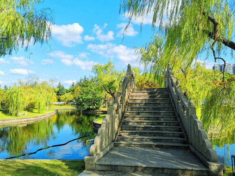 蓝天白云下的南通如东人民公园