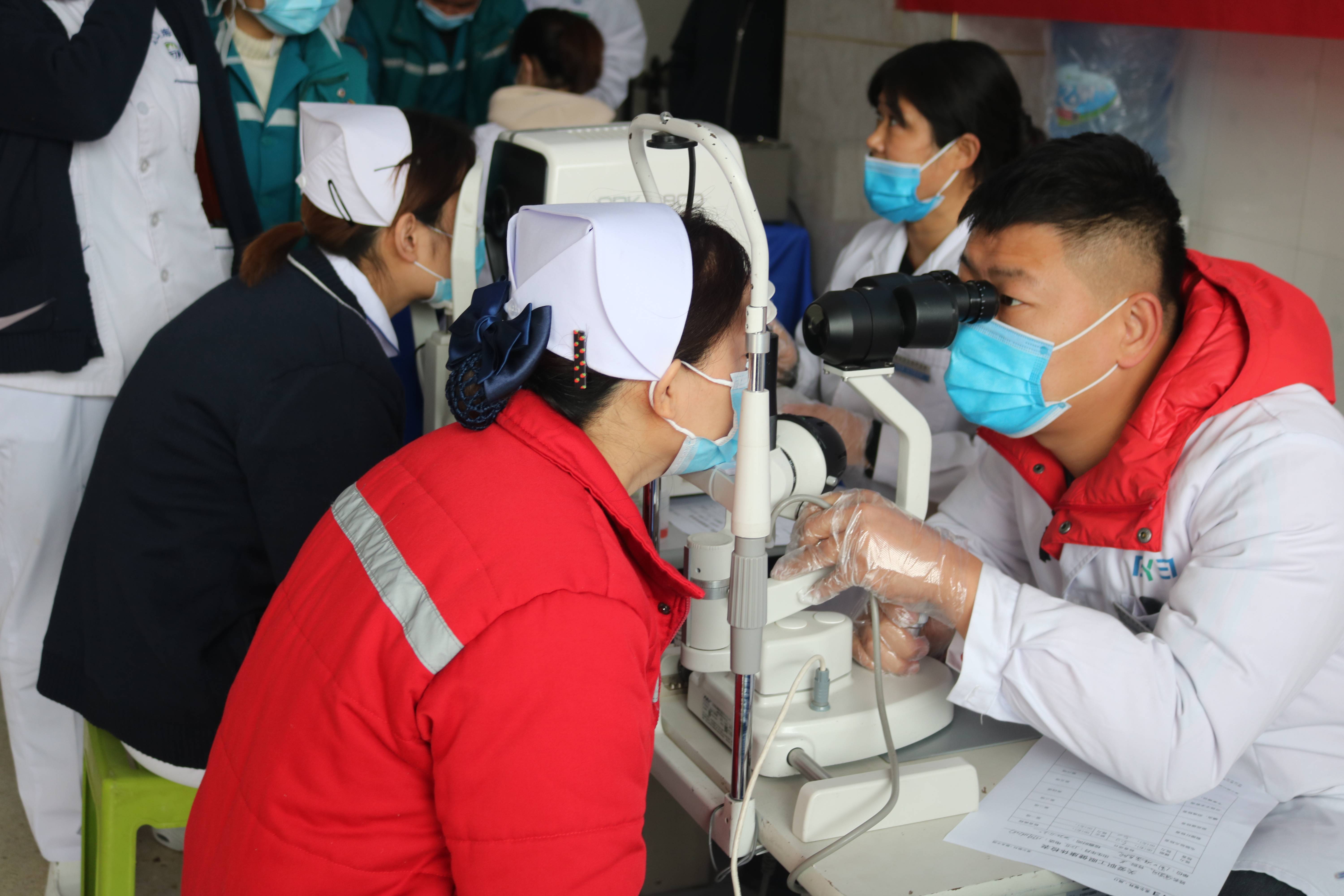 与eye同行--淮海医院携周口爱尔眼科医院做眼健康公益检查