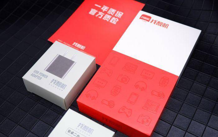 找靓机平台红白相间的包装很有特色,商家还赠送了充电器和数据线,有心