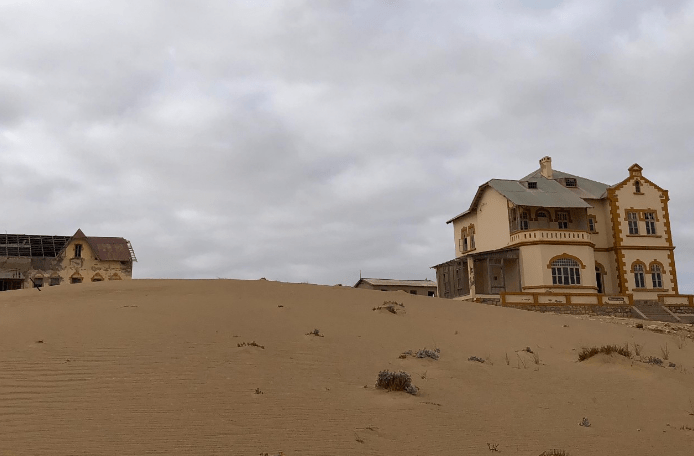 沙漠深处的幽灵鬼镇座座豪宅无人居住曾是钻石小镇