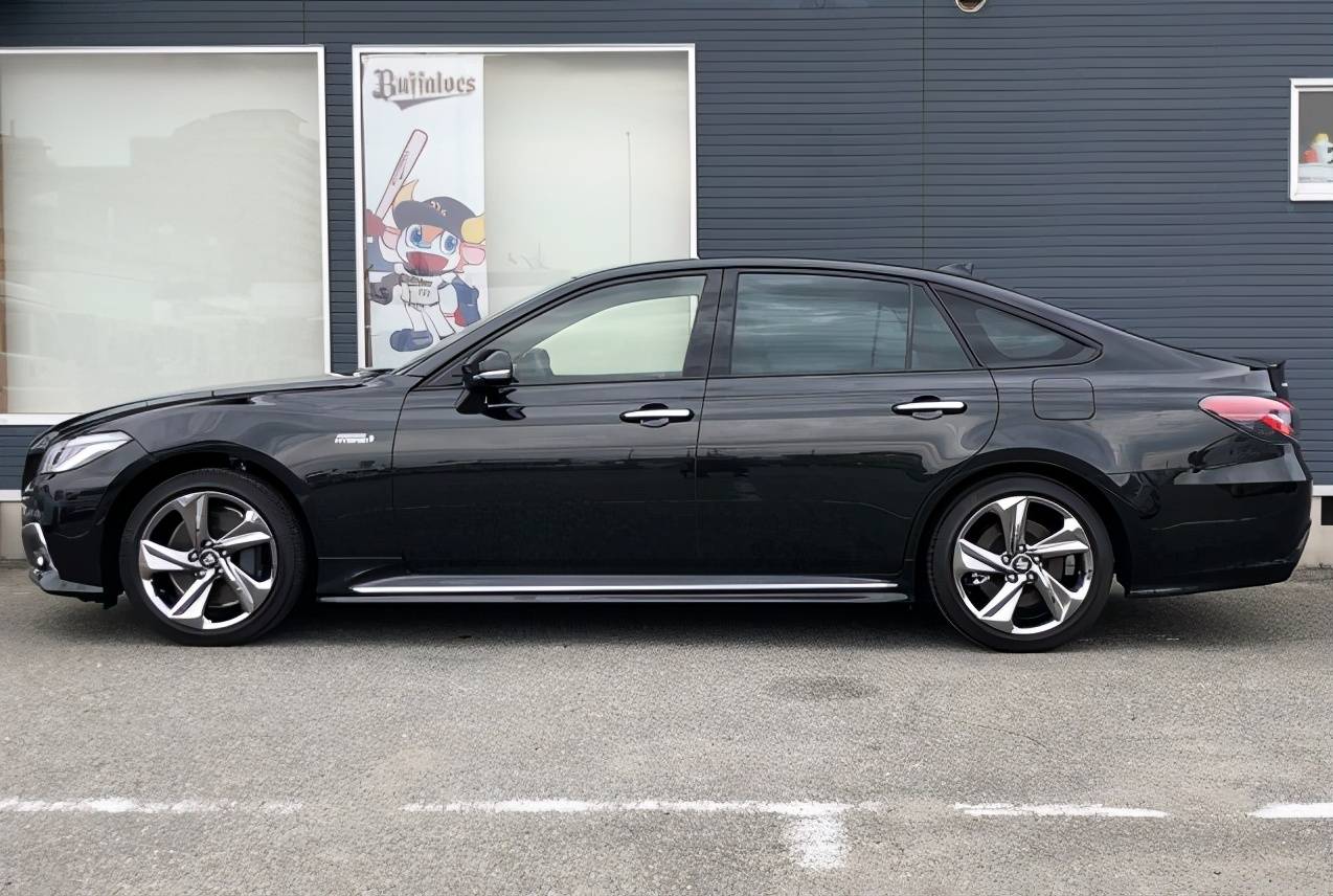 全新丰田皇冠rs现身配35lv68at可以基本无缘国内市场