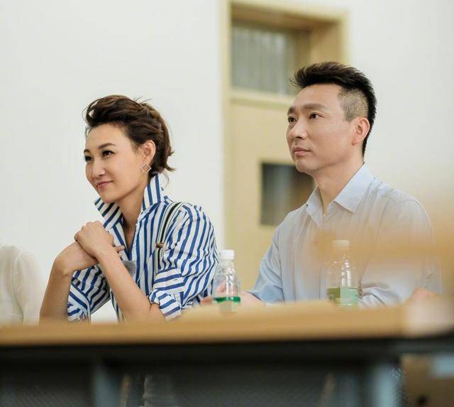 原创央视主持人大片曝光!43岁李梓萌精致有气场,个子比康辉都要高